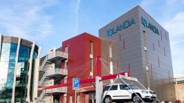 IQ Zvedni auto před iQLANDIÍ menší